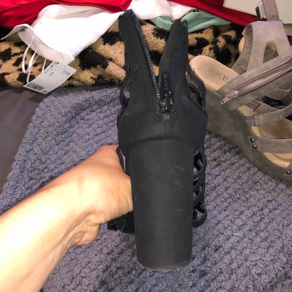 Black heels - Picture 3 of 3